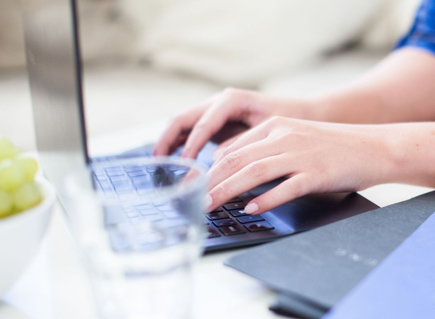 Frau arbeitet an einem Laptop