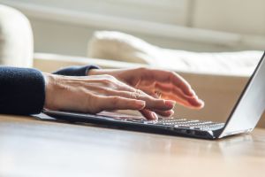 Frau arbeitet an einem Laptop