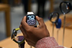 Frau begutachtet Apple Watch Series 10 im Apple Store in Berlin