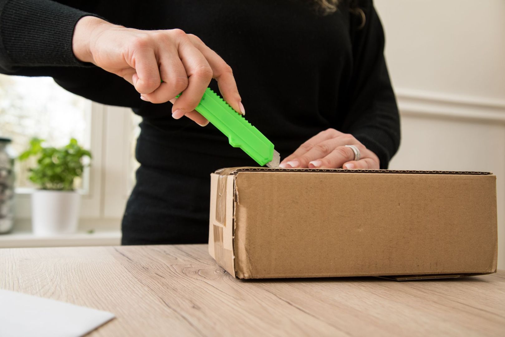 Frau öffnet ein Paket