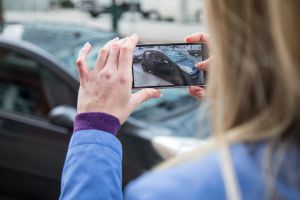 Frau fotografiert ein Auto