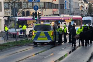 Frau gerät unter Bus bei Karnevalszug
