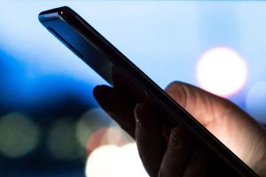 Frau hält ein Smartphone in der hand