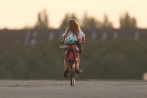 Frau mit Kind (Archiv)