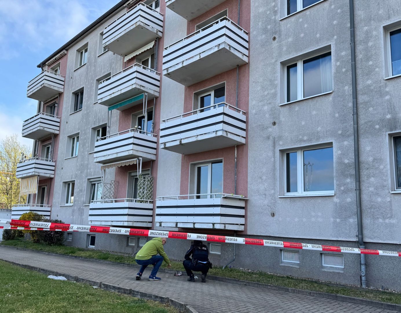 Frau mit Kind von Balkon gestürzt