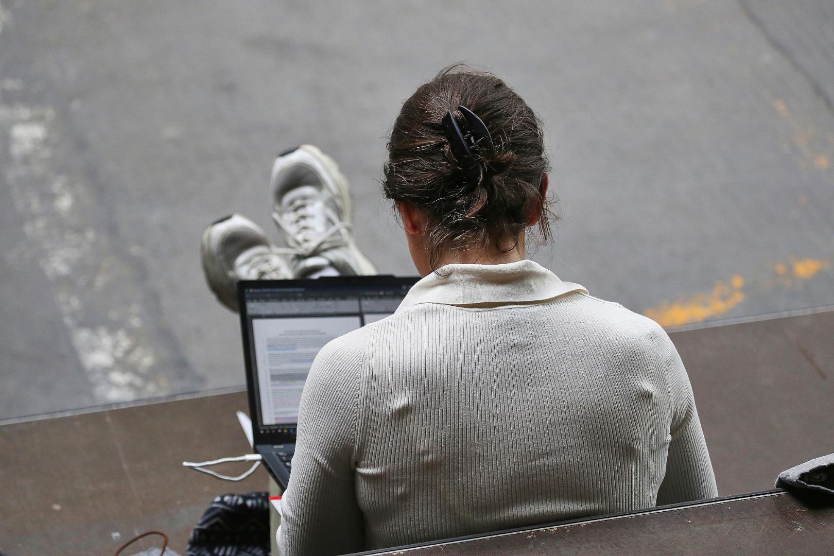 Frau mit Laptop (Archiv)