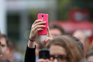 Frau mit Smartphone (Archiv)