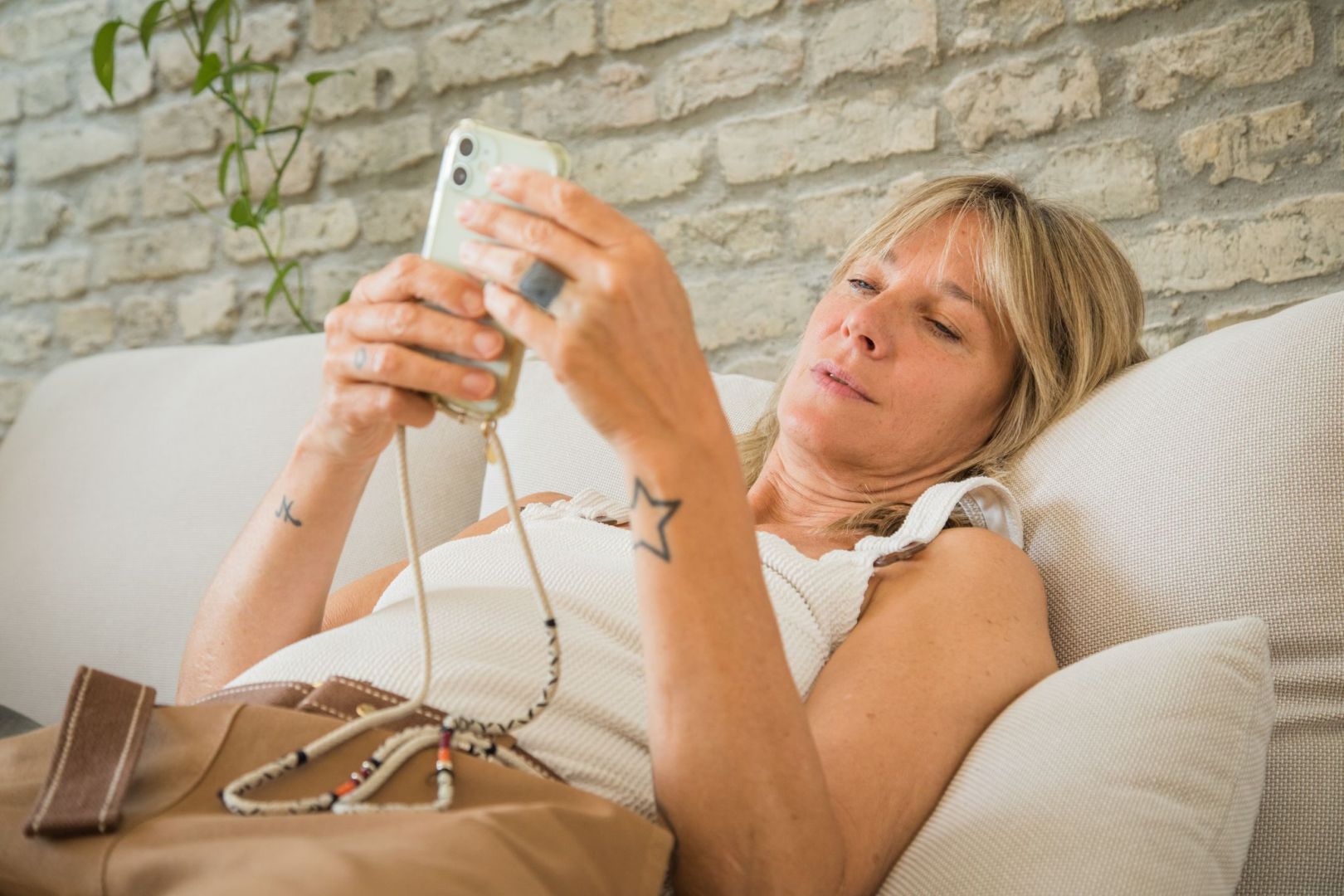 Frau mit Smartphone im Wohnzimmer
