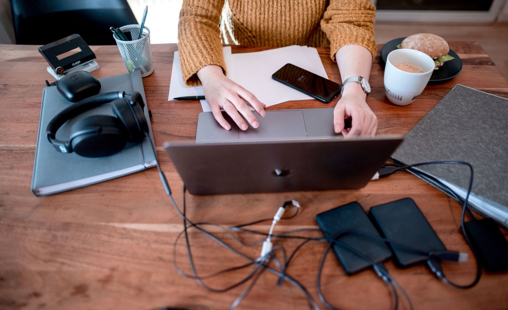 Frau sitzt an einem Laptop