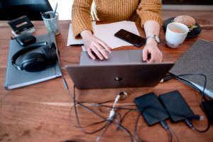 Frau sitzt an einem Laptop