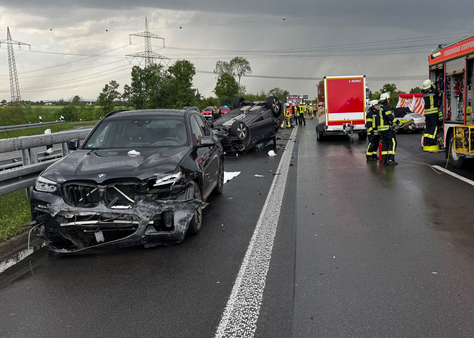 Frau stirbt bei Unfall auf A61 - Kind schwer verletzt