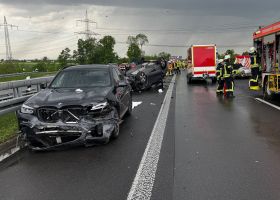 Frau stirbt bei Unfall auf A61 - Kind schwer verletzt