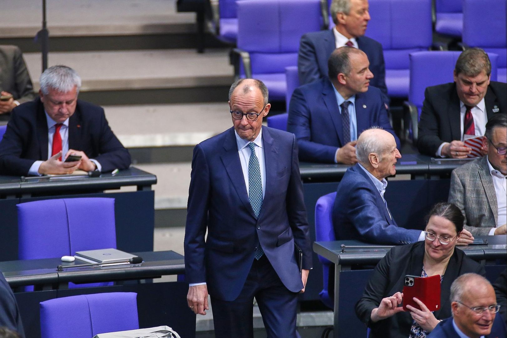 Friedrich Merz neben AfD-Fraktion (Archiv)