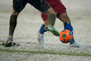 Fußballspielen im Schnee
