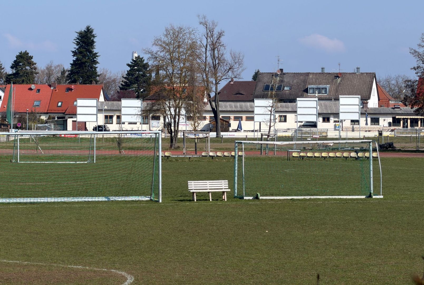 Fußballtor stürzt auf 7-jährigen Jungen