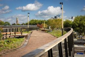 Fußgängerbrücke oder schwebender Park?