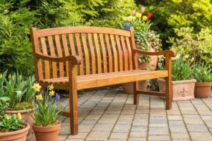 Gartenmöbel ölen im Frühjahr: Teakbank richtig pflegen und Holz im Außenbereich schützen