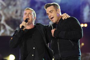 Gary Barlow und Robbie Williams auf der Bühne in Twickenham