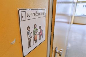 Genderzeichen vor einem Lehrerzimmer (Archiv)