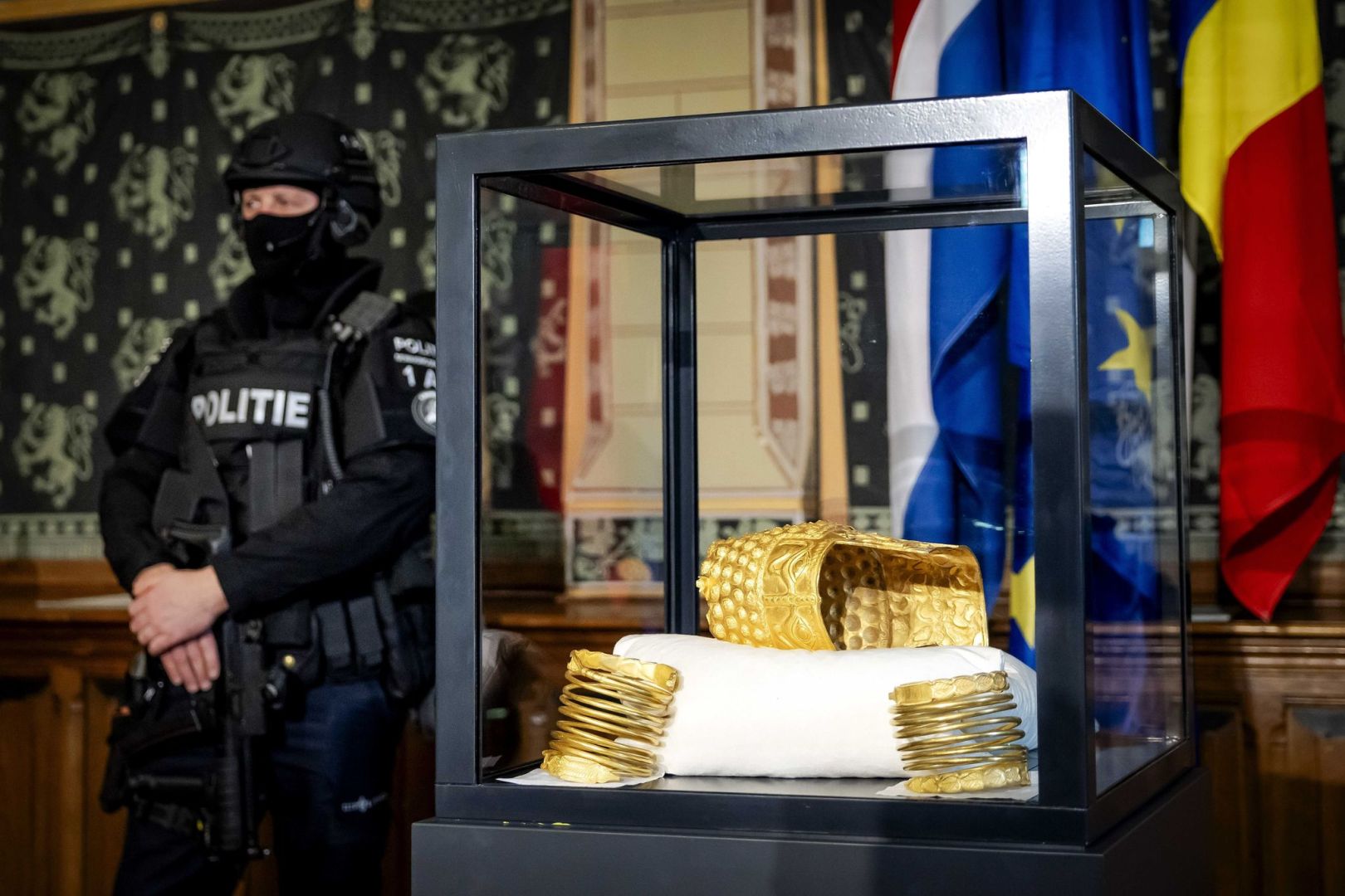 Gestohlener antiker Goldhelm 
