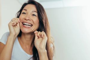 Gesunde Zähne ab 50: Warum Zahnpflege jetzt neu gedacht werden sollte