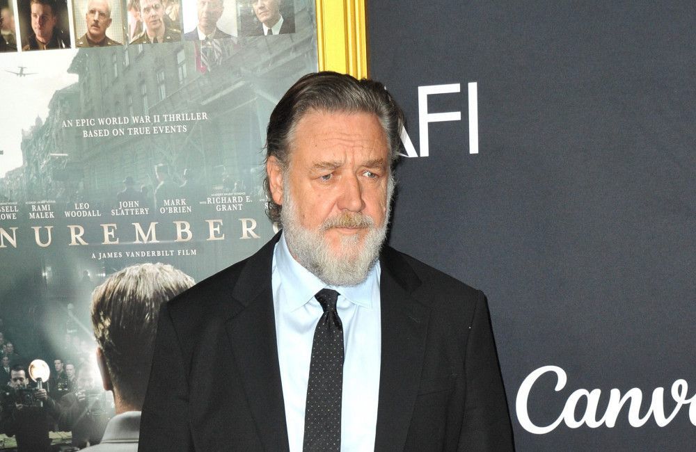 'Gladiator'-Star Russell Crowe hat seinen schroffen Austausch mit Fans vor einem Hotel in Paris verteidigt, nachdem ein Video der Begegnung online viral ging.