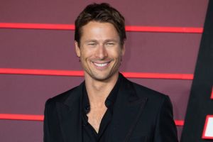 Glen Powell hat über eine verstörende Begegnung auf dem roten Teppich mit einer Frau gesprochen, die Bilder seines Gesichts isst.