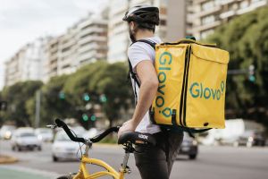 Glovo unter Druck: Hitze-Bonus für Essensboten in Italien nach öffentlicher Empörung gestoppt
