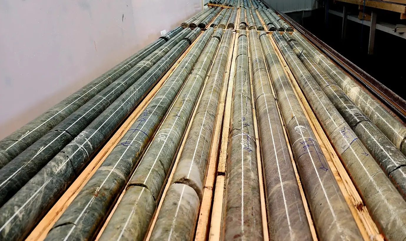 Goldprojekt Duquesne West: Emperor Metals schärft Modell mit Bohrungen und Kern-Neuanalysen