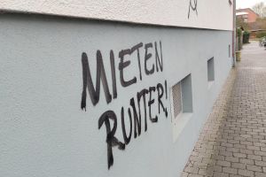 Graffiti mit Schriftzug "Mieten runter" (Archiv)