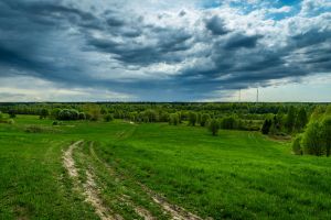 Graue Wolken Unter Grünem Feld