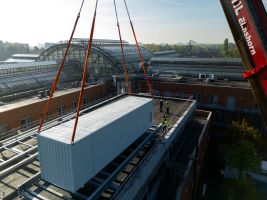 Größte Wärmepumpe: HanseWerk Natur stellt 25-Tonnen-Anlage auf Einkaufszentrum in Schenefeld