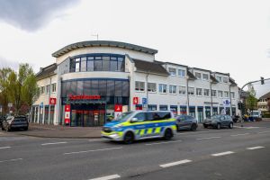 Großeinsatz an Bankfiliale: Mann festgenommen