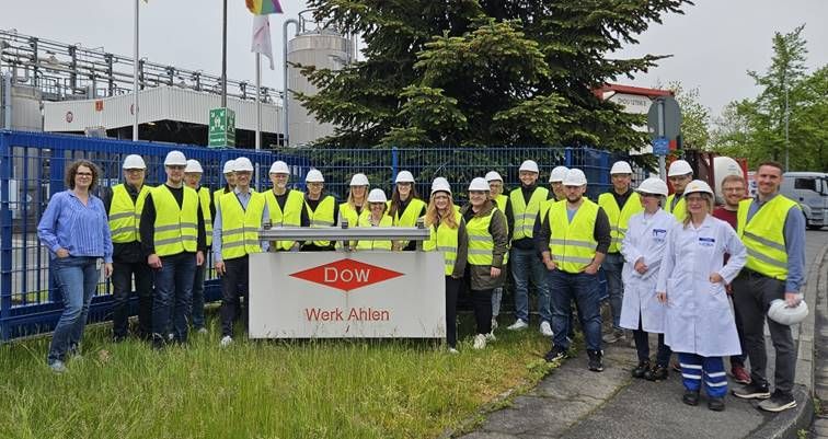 Grundlagenwissen erfolgreich vermittelt: Teilnehmerinnen und Teilnehmer des FSK-Workshop Polyurethane für EinsteigerInnen bei der Dow Anlagengesellschaft mbH in Ahlen zeigen sich begeistert