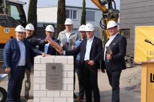 Grundsteinlegung für die Büroerweiterung von LEONHARD WEISS in Plankstadt