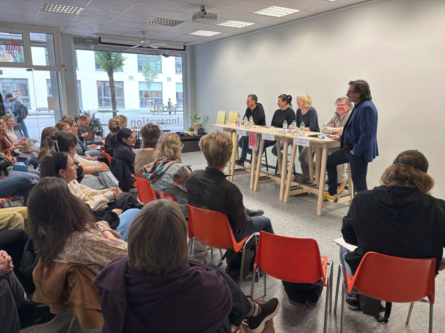 Gut besuchte Podiumsdiskussion zum Thema „Zeugnisverweigerungsrecht für Sozialarbeitende im Strafprozess“