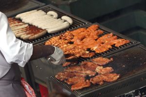 Hähnchenschnitzel und Würste auf einem Grill (Archiv)