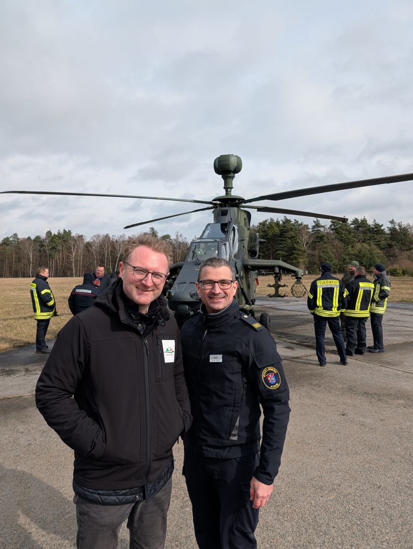 Hand in Hand am „Hubschrauber-Wrack“