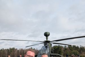 Hand in Hand am „Hubschrauber-Wrack“