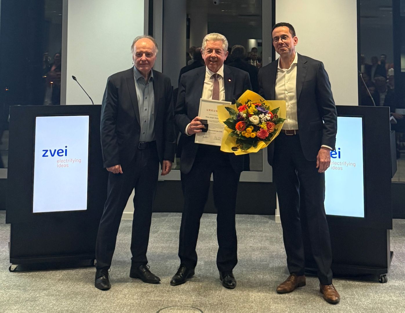Hans-Jürgen Schneider mit Goldener Ehrennadel ausgezeichnet