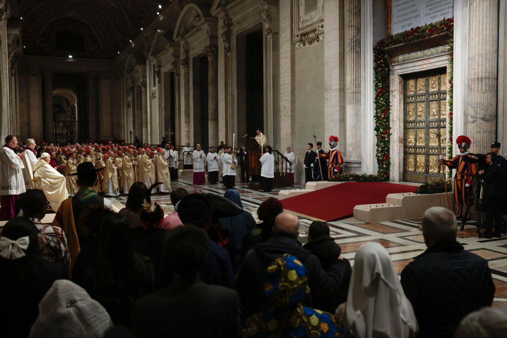 Papst PetersdomPforte und läutet Heiliges Jahr ein