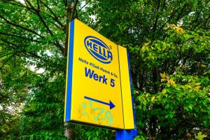 HELLA-Aktie legt zu: Autozulieferer kündigt überraschenden CEO-Wechsel für 2026 an