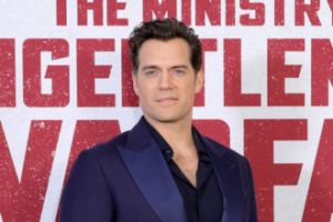 Henry Cavill und Kevin Hart werden in einer neuen Komödie für Netflix unter der Regie von McG rivalisierende Spione spielen.