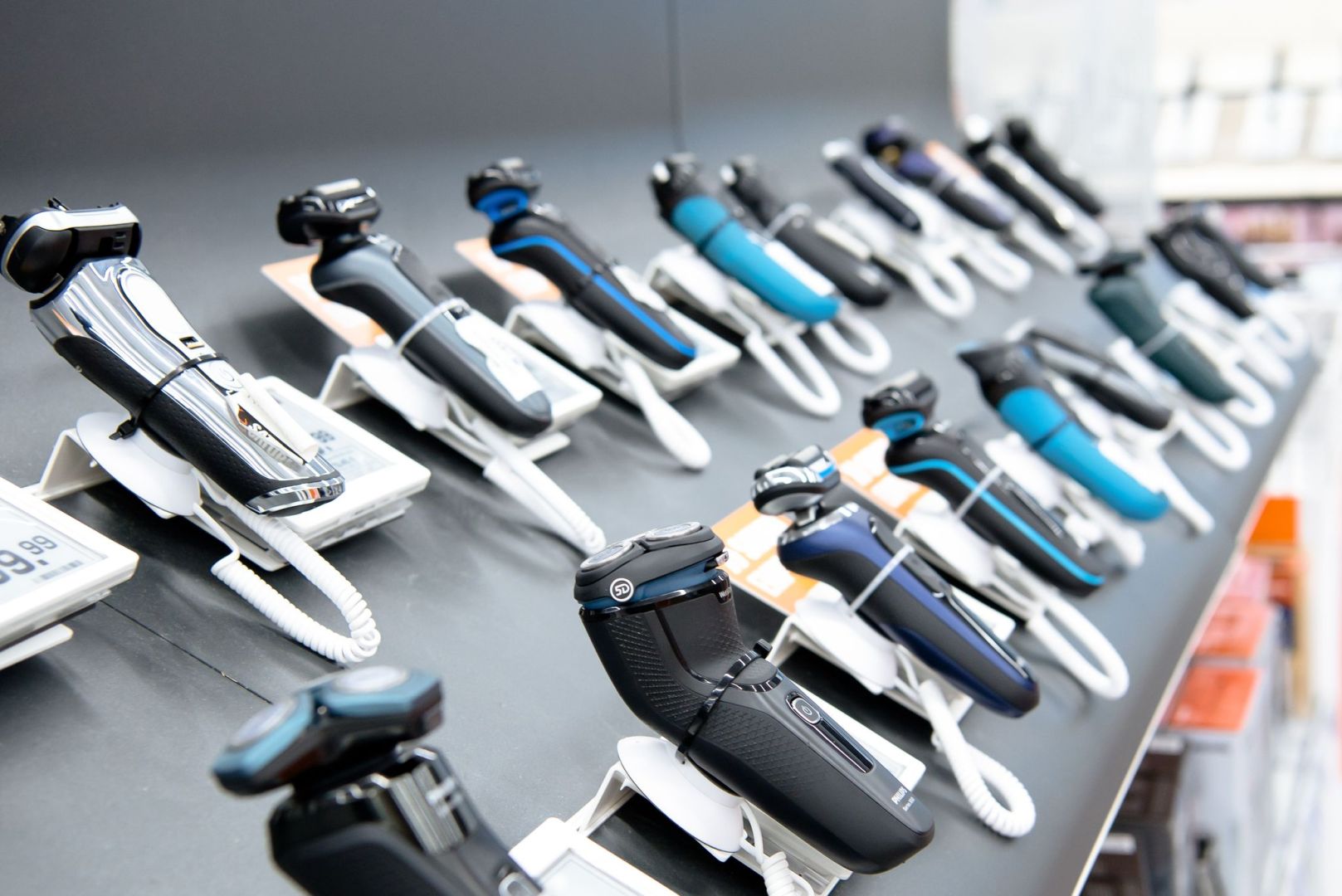 Herrenrasierer liegen in der Filiale des Elektronikmarkts