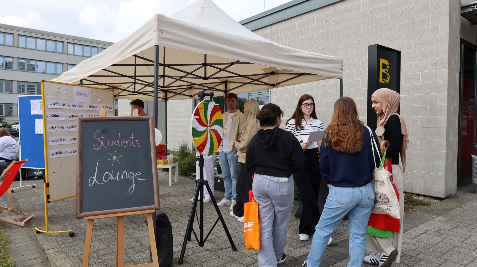 Hochschulinfotag und Tag der Weiterbildung am 9. Mai 2026 auf dem neuen Campus der HWG LU!
