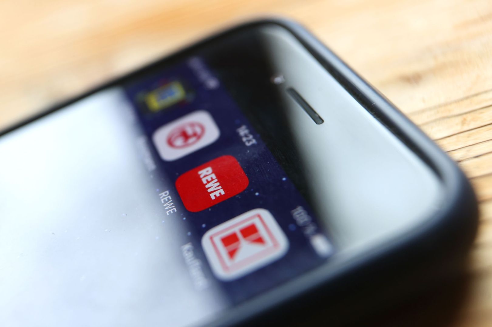 Icons der Apps verschiedener Handelsketten auf Smartphone