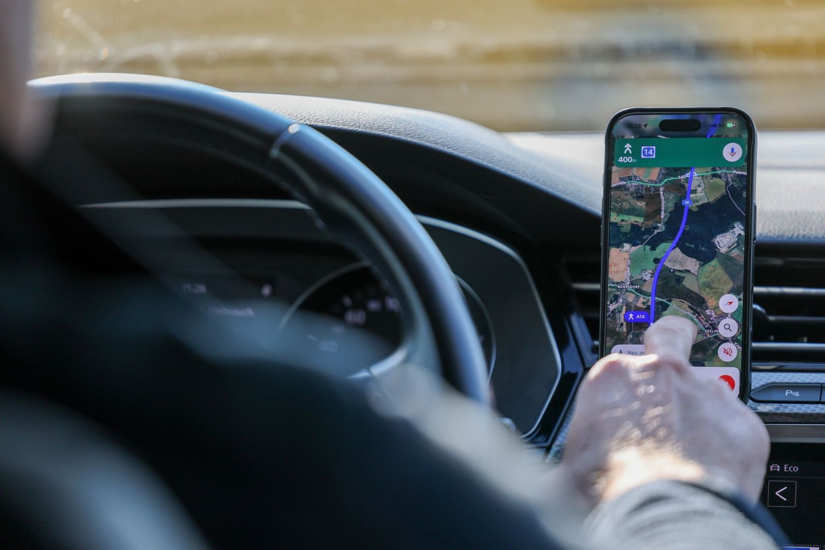 Illustration - Smartphone-Nutzung am Steuer