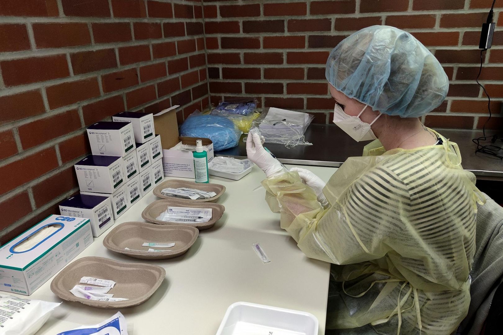 Impfspritzen werden aufgezogen (Archiv)