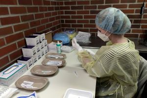 Impfspritzen werden aufgezogen (Archiv)