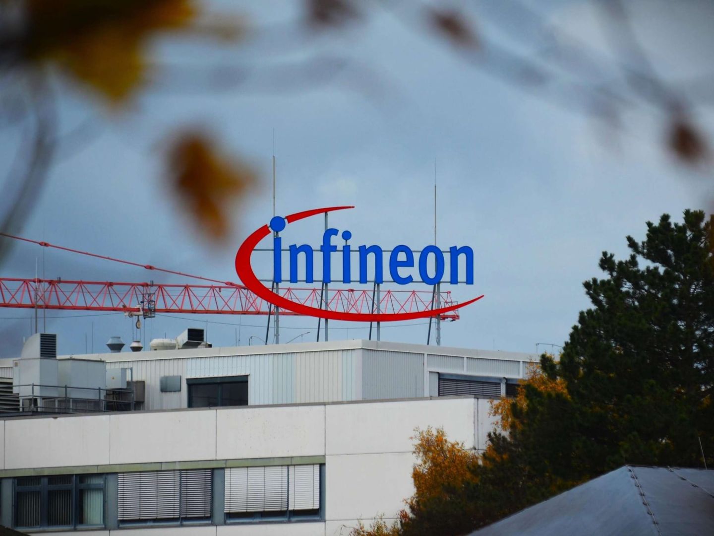 Infineon profitiert vom KI-Boom – doch das Autogeschäft bremst weiter